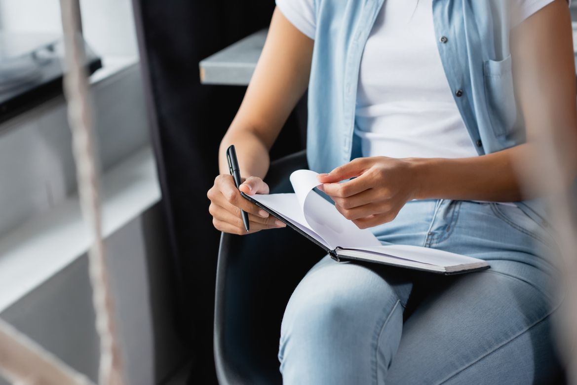 Chica revisando libreta 